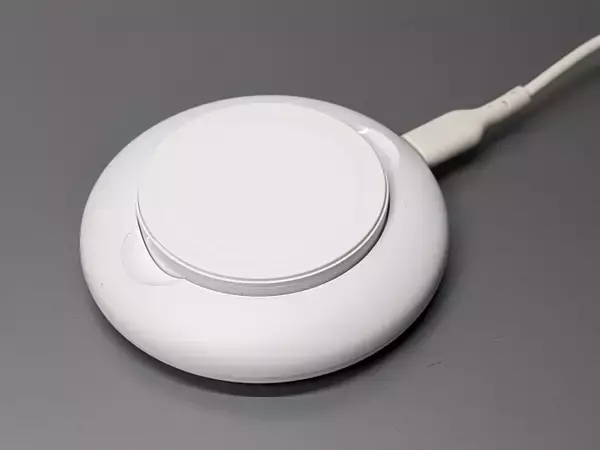 「iPhoneのスタンバイも快適。最大15W充電に対応したMagSafe認証ワイヤレス充電器「JUPW1107NP」」の画像