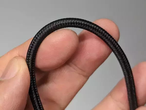 「｢ちゃんと充電できてる？｣がひとめで分かる、充電器からの供給電力を表示可能なUSB Type-Cケーブル」の画像