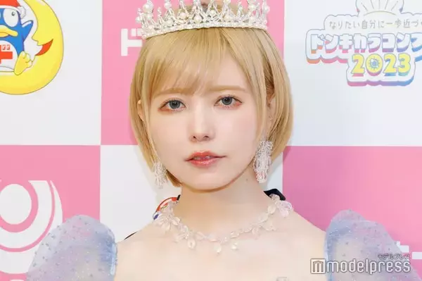 益若つばさ、韓国での美脚ショットに「秋コーデ可愛い」「ニーハイが似合いすぎる」の声