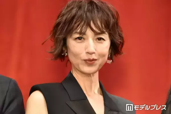 高岡早紀「娘と商店街をぶらぶら」街角プラべショットに絶賛の声「映画のワンシーンかと」「オーラがすごい」