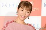 「若槻千夏、沖縄での全身赤コーデ ミニスカから美脚スラリ「スタイル抜群すぎる」「等身バランスがすごい」」の画像1