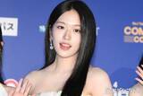 「IVEユジン、美ウエストちらりのミニ丈ポロシャツコーデ「引き締まっててかっこいい」「雰囲気違ってドキッとした」と反響」の画像1