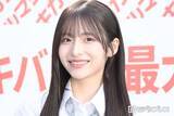 「AKB48メンバー、美脚際立つミニスカ制服ショットに絶賛の声「スタイル良くて憧れ」「めっちゃ似合ってる」」の画像1