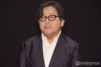 秋元康氏の近影が話題「髪型変わって一瞬誰かと」「いつまでも若々しい」AKB48 OG集結ショットに驚きの声