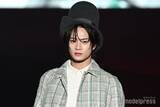 「ACEes浮所飛貴、地元でランウェイデビュー 縦長ハットで力強い眼差し【TGCあいち・なごや2026】」の画像1