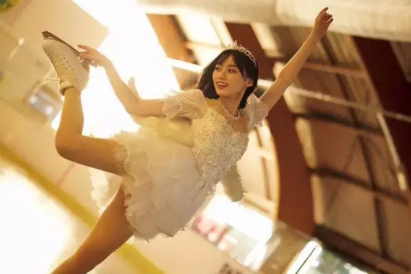 乃木坂46川崎桜、パリのスケート場で華麗に舞う1st写真集先行カット第3弾解禁