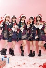 AKB48、サンタコスで「ボム」登場 20周年SP座談会公開【独占カットあり】