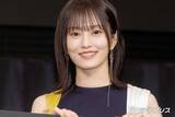 「山本彩、変形ボトムスから美脚スラリ「スリットがセクシー」「さや姉にしか着こなせない衣装」と絶賛の声」の画像1