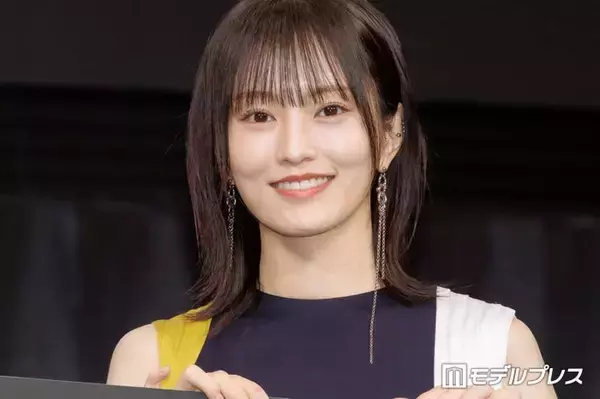 山本彩、変形ボトムスから美脚スラリ「スリットがセクシー」「さや姉にしか着こなせない衣装」と絶賛の声