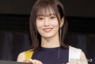 山本彩、変形ボトムスから美脚スラリ「スリットがセクシー」「さや姉にしか着こなせない衣装」と絶賛の声