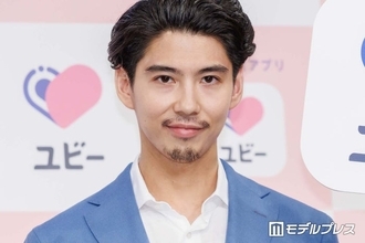 賀来賢人「子供に無理矢理作らされ」「よく分からないラインナップ」シール帳公開 バッグの中身に「賀来パパ萌える」「尊い」の声
