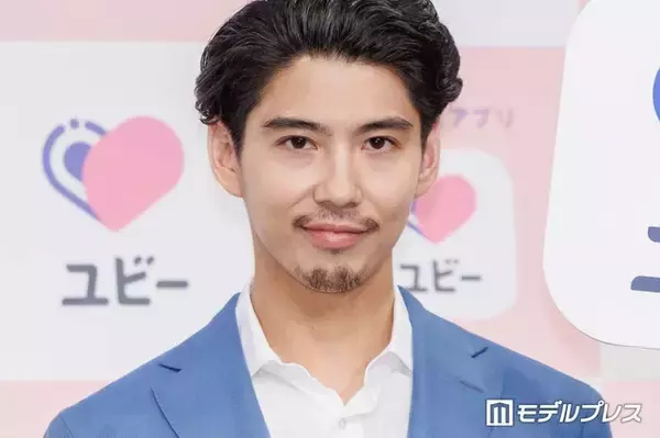 賀来賢人「子供に無理矢理作らされ」「よく分からないラインナップ」シール帳公開 バッグの中身に「賀来パパ萌える」「尊い」の声