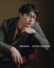 坂口健太郎、PRADA＆GENTLE MONSTERコラボコレクションに登場 「本」をコンセプトに展開