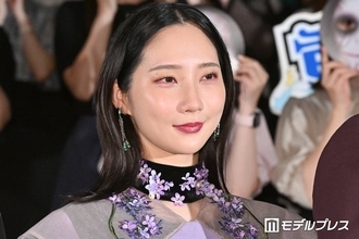 ファーストサマーウイカ、美脚輝くバブル衣装姿に反響「大人の色気がすごい」「似合いすぎてる」