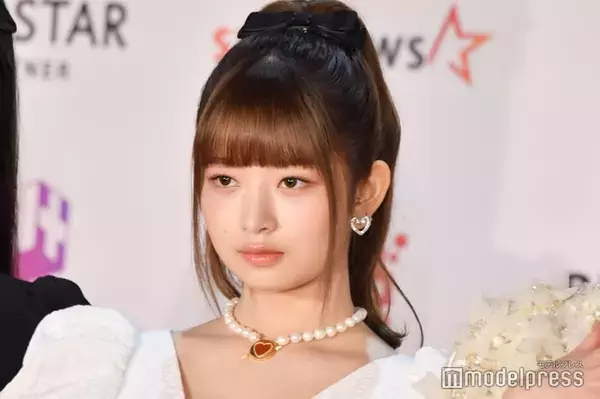 IVEレイ、美肩＆デコルテ大胆披露のワンショルドレス姿が話題「息を呑む美しさ」「オーラが半端ない」