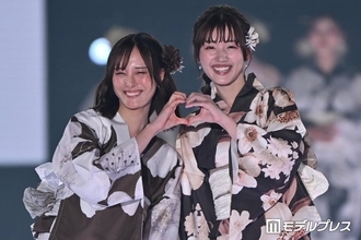 大友花恋＆元日向坂46佐々木美玲、シックな浴衣着こなす 仲良くハートポーズ【関コレ2026S/S】