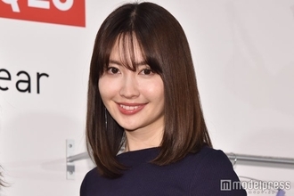 小嶋陽菜、ノースリトップスから美肌際立つ イタリアショットに「透明感が凄い」「デコルテラインが綺麗」の声