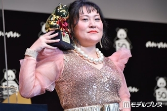 フォーリンラブ・バービー「トランクスはいてるとは思えない笑顔」夫＆娘との家族ショット公開「ほっこり」「旦那様のセンス抜群」の声
