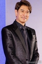 川崎麻世、21歳年下妻の手料理公開「彩りが美しい」「温かみのある食卓」の声