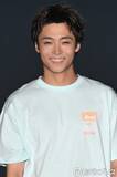 「WATWING八村倫太郎、シンプル白Tコーデ 満面の笑顔でウインク「射抜かれた」「キラキラでまぶしい」【TGC新潟2026】」の画像1