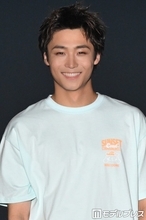 WATWING八村倫太郎、シンプル白Tコーデ 満面の笑顔でウインク「射抜かれた」「キラキラでまぶしい」【TGC新潟2026】