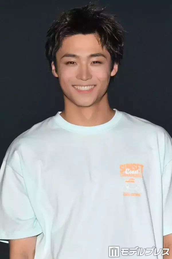 WATWING八村倫太郎、シンプル白Tコーデ 満面の笑顔でウインク「射抜かれた」「キラキラでまぶしい」【TGC新潟2026】