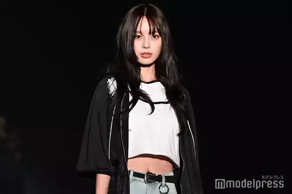 「今日好き」小國舞羽、美ウエストちらりのカジュアルコーデ 舌ペロにドキッ【TGCあいち・なごや2026】