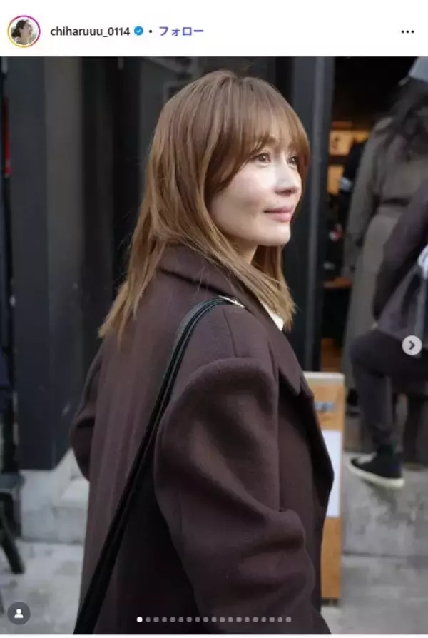 新山千春、書道ショットに絶賛の声「字綺麗」「姿勢良くて素敵」