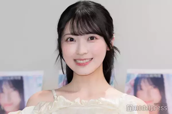 AKB48佐藤綺星、ミニスカ制服姿×おさげ髪ショットが話題「似合いすぎ」「絶対クラスのマドンナ」