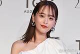 「3児の母・近藤千尋、膝上丈ミニワンピ衣装ショットに反響「スタイルの良さが引き立ってる」「脚長い」」の画像1