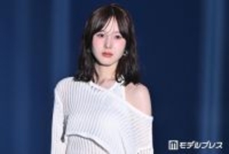 本田紗来、オフショル×ミニ丈で美スタイル際立つ 笑顔封印ランウェイ【超十代2026】