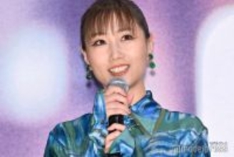 大塚愛、カラータイツ×厚底からスラリ美脚「おしゃれ上級者」「絵になる」と反響