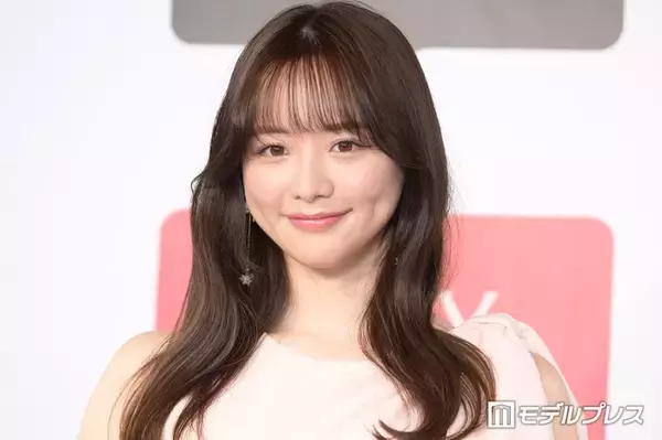 森香澄、スリットからほっそり美脚スラリ「セクシーすぎる」「スタイルに見惚れる」の声