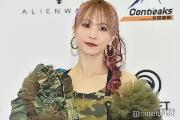 LiSA、プールでの水着姿公開「絵になる」「自然体な雰囲気が素敵」と反響