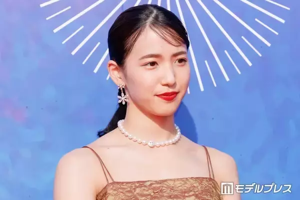 AKB48メンバー、ミニスカコーデで圧巻美脚披露「ビジュ優勝」「スタイル良すぎて二度見」