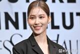 「TWICEサナ、アンダーウェアチラ見せデニムコーデで圧巻美ウエスト輝く「くびれが美しすぎる」「女神」と反響続々」の画像1