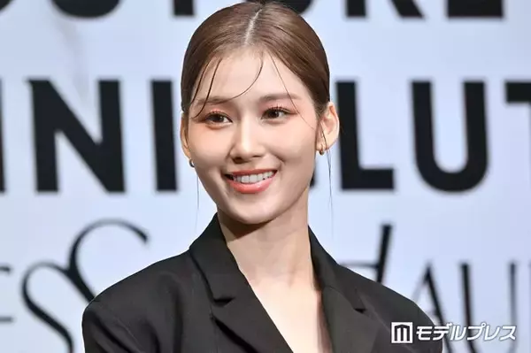 TWICEサナ、アンダーウェアチラ見せデニムコーデで圧巻美ウエスト輝く「くびれが美しすぎる」「女神」と反響続々