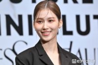 TWICEサナ、アンダーウェアチラ見せデニムコーデで圧巻美ウエスト輝く「くびれが美しすぎる」「女神」と反響続々