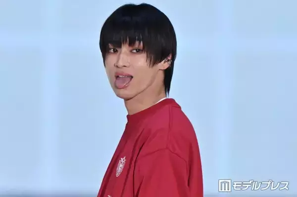 松本怜生、前髪下ろしたモードヘア 舌ペロで歓声誘う「カッコよすぎ」「見惚れた」【ガルアワ2026SS】