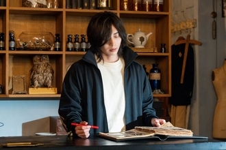 【「UNREAL-不条理雑貨店-」第2話】ムネチカの名前を知る謎の男登場