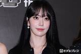 「LE SSERAFIMサクラ、リムレスメガネ×流し前髪が新鮮 美くびれショットにファン悶絶「引き締まっててかっこいい」「ビジュアル強すぎ」」の画像1