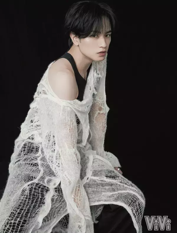 中島健人、透け感強めな大胆衣装着こなし「ViVi」で“オトナ・ビューティー”な姿披露