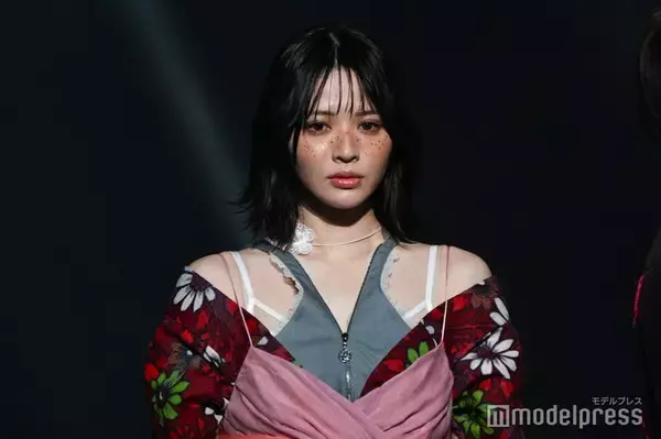 FRUITS ZIPPER鎮西寿々歌、そばかすメイクで印象ガラリ 変形トップスの着こなしに視線集中【TGC広島2025】