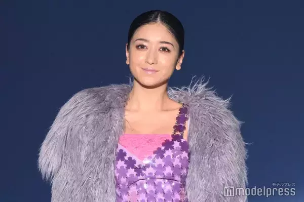 静岡生まれ・みちょぱ、紫ドレス×ファーコートで女王級オーラ 圧巻美脚透ける凱旋ランウェイ【TGCしずおか2026】
