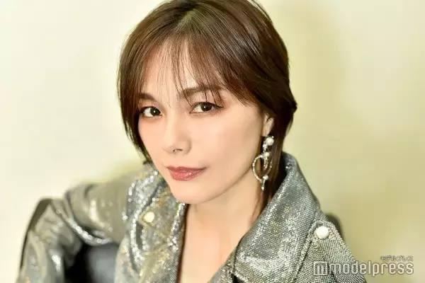 相川七瀬、美脚全開な個性的スタイル話題「二度見した」「着こなせるのさすが」