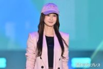 生見愛瑠、ロングヘアなびかす ハイウエストパンツで抜群スタイル際立つ「脚長すぎ」「いつもと違う雰囲気」と反響【ガルアワ2026SS】