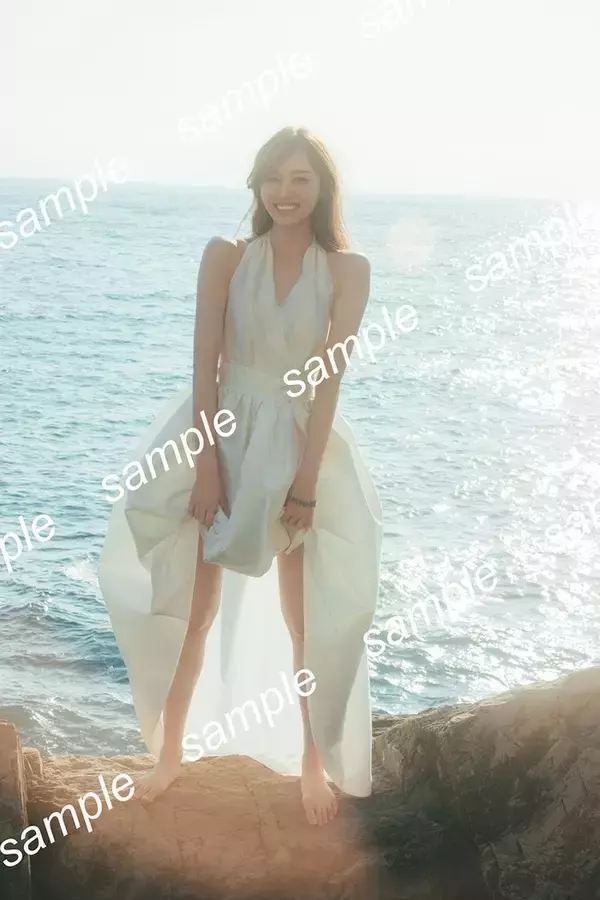 卒業発表の乃木坂46梅澤美波、“ラストメッセージ入り”ポスター付き写真集が登場 プロデュースグッズ事前販売にて【透明な覚悟】