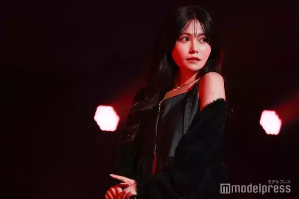 元AKB48メンバー、オフショルワンピで美肩披露「破壊力すごい」「透明感あふれてる」と絶賛の声