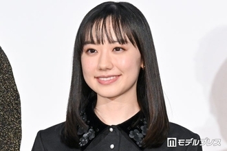 芦田愛菜、渋谷駅掲出の直筆“南田南”フラッグが話題「達筆すぎる」「上品で美しい字」