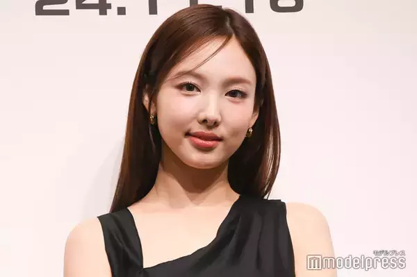 TWICEナヨン、素肌際立つベアトップ衣装姿に絶賛の声「憧れの骨格」「格好良すぎる」